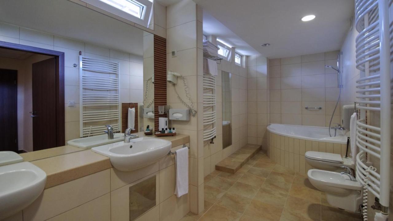 Wellness Hotel Gyula Exterior foto