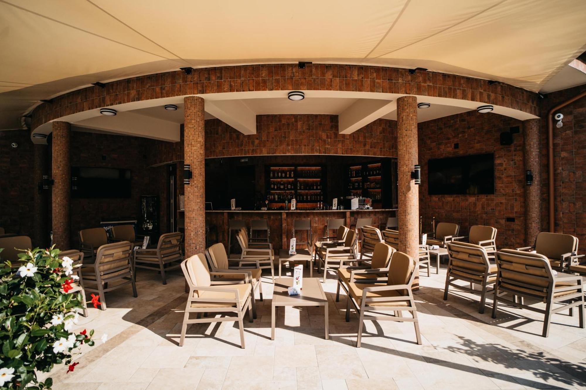 Wellness Hotel Gyula Exterior foto